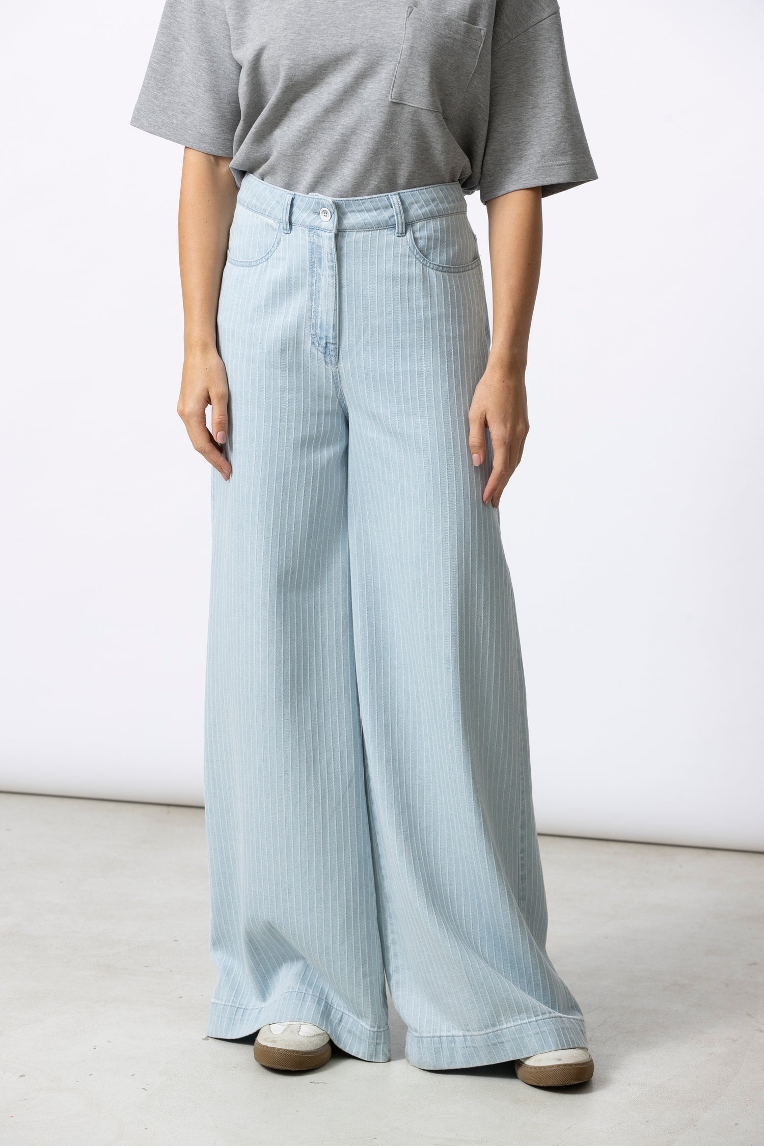 REMIND lichtblauw gestreepte jeans