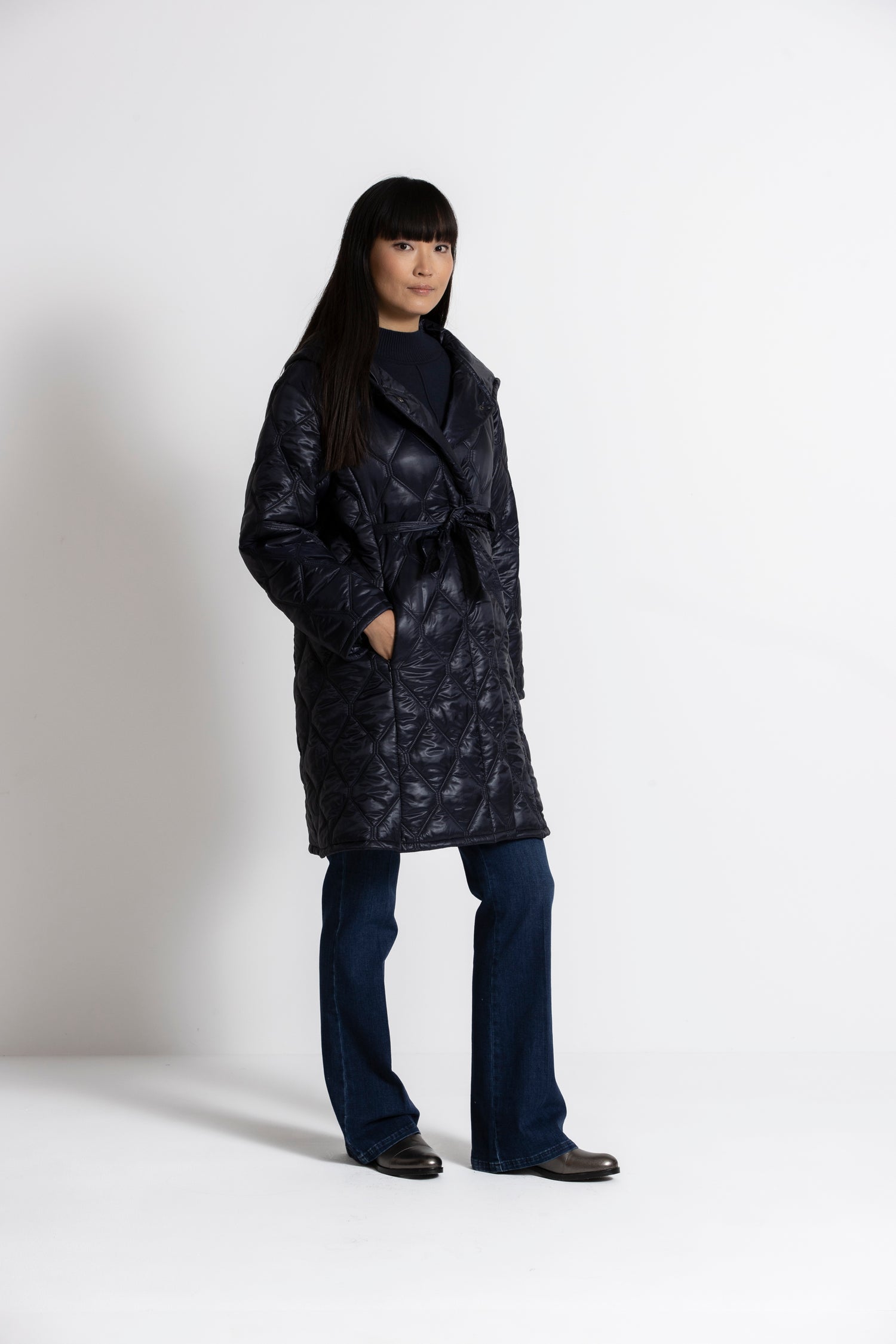 Anna Halflange blauwe jas met doorstikte look