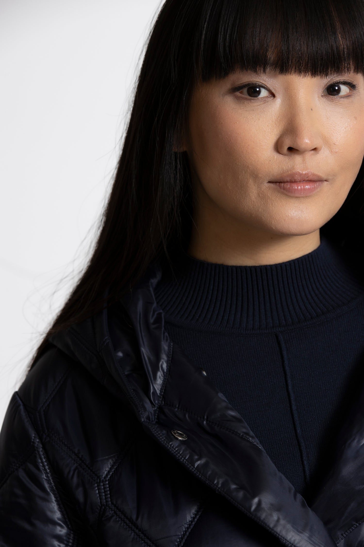 Anna Halflange blauwe jas met doorstikte look