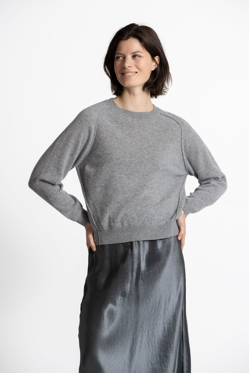 LUNGO Grey pullover with visible seams 