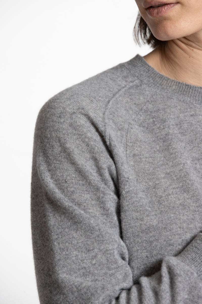 LUNGO Grey pullover with visible seams 