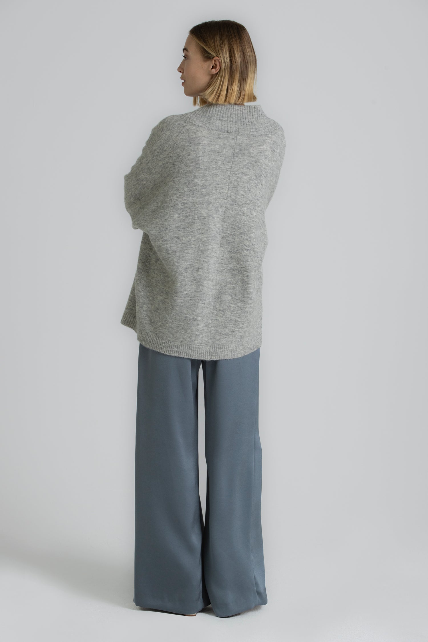 FLORA Wide light grey scarf-cardigan