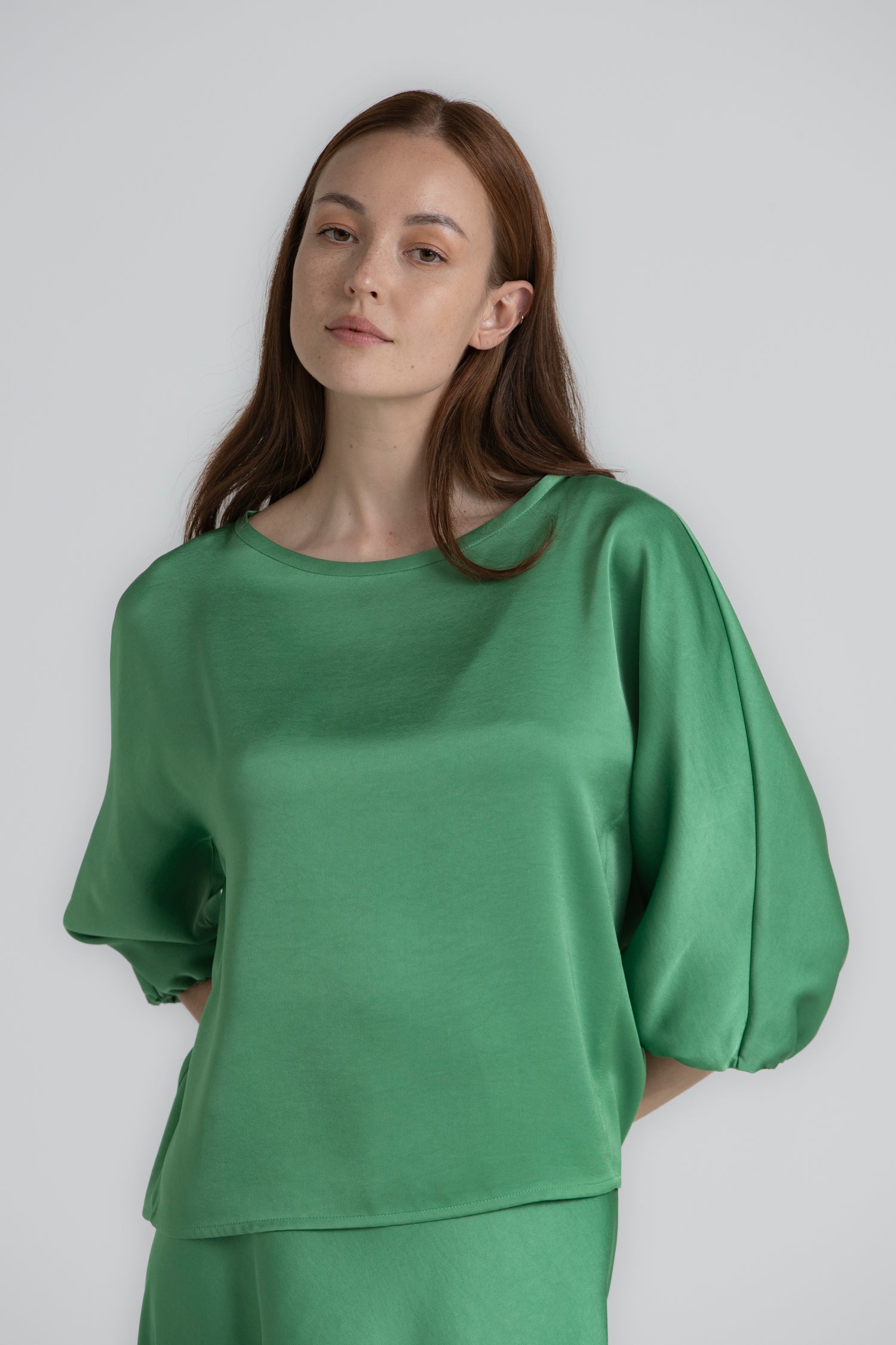 HOLIFA Blouse satinée verte à col bateau