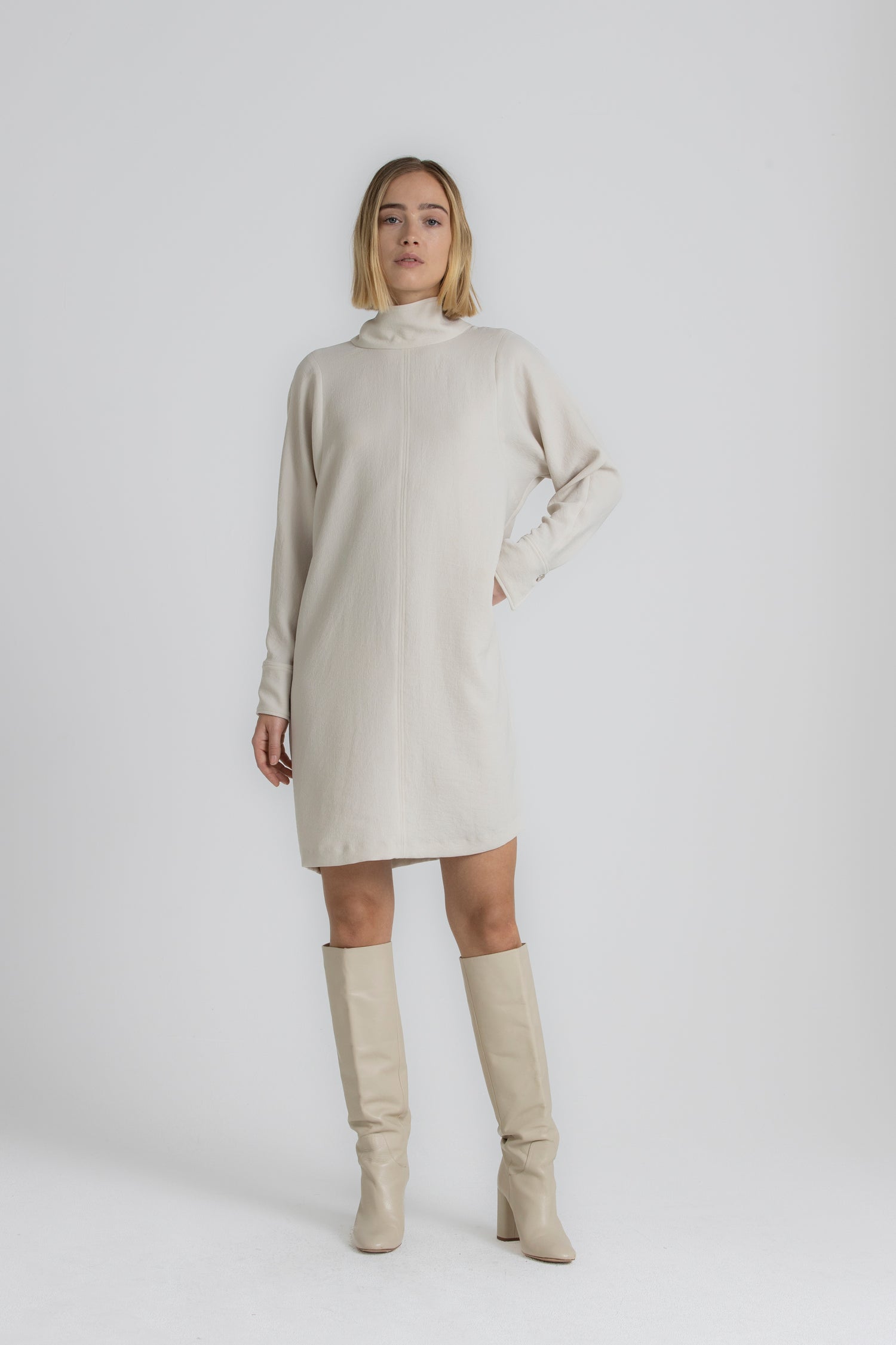KIORA Robe droite mastic à col roulé
