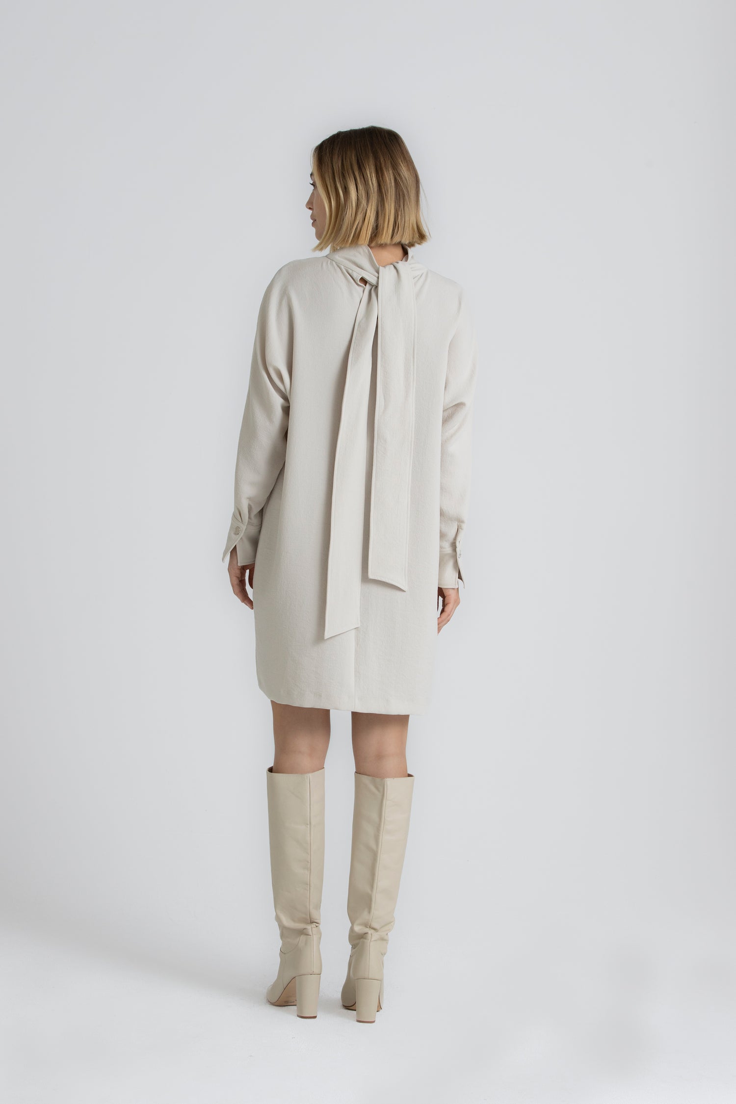 KIORA Robe droite mastic à col roulé