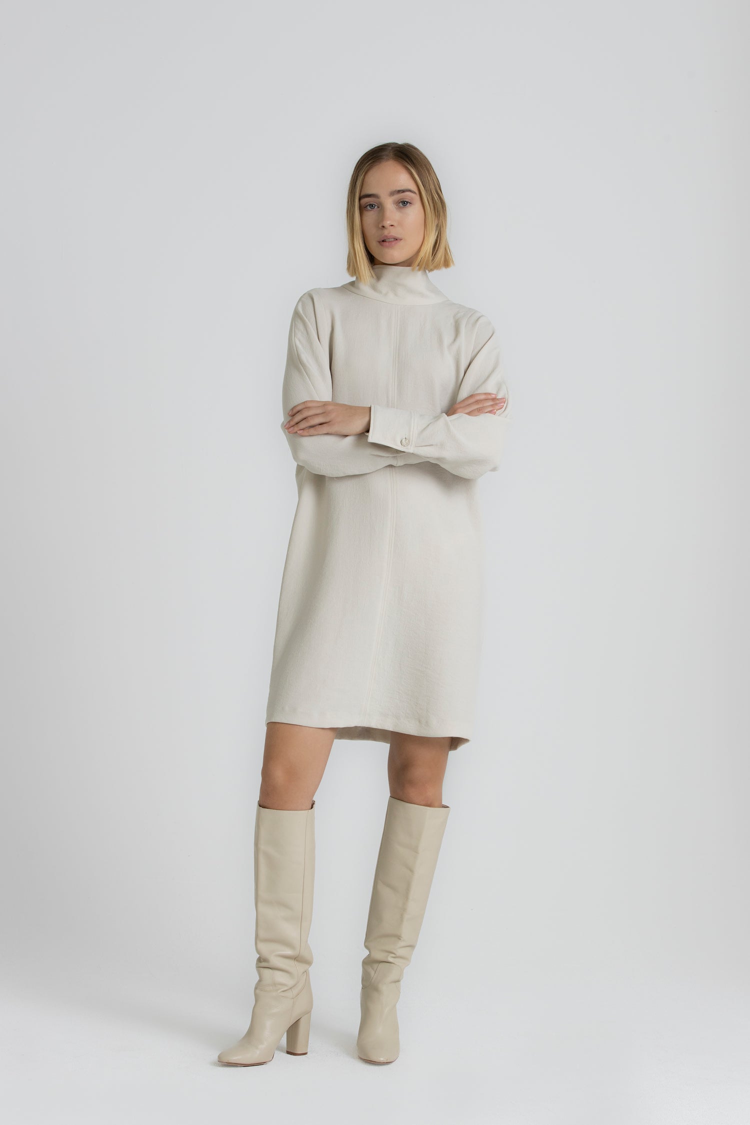 KIORA Robe droite mastic à col roulé
