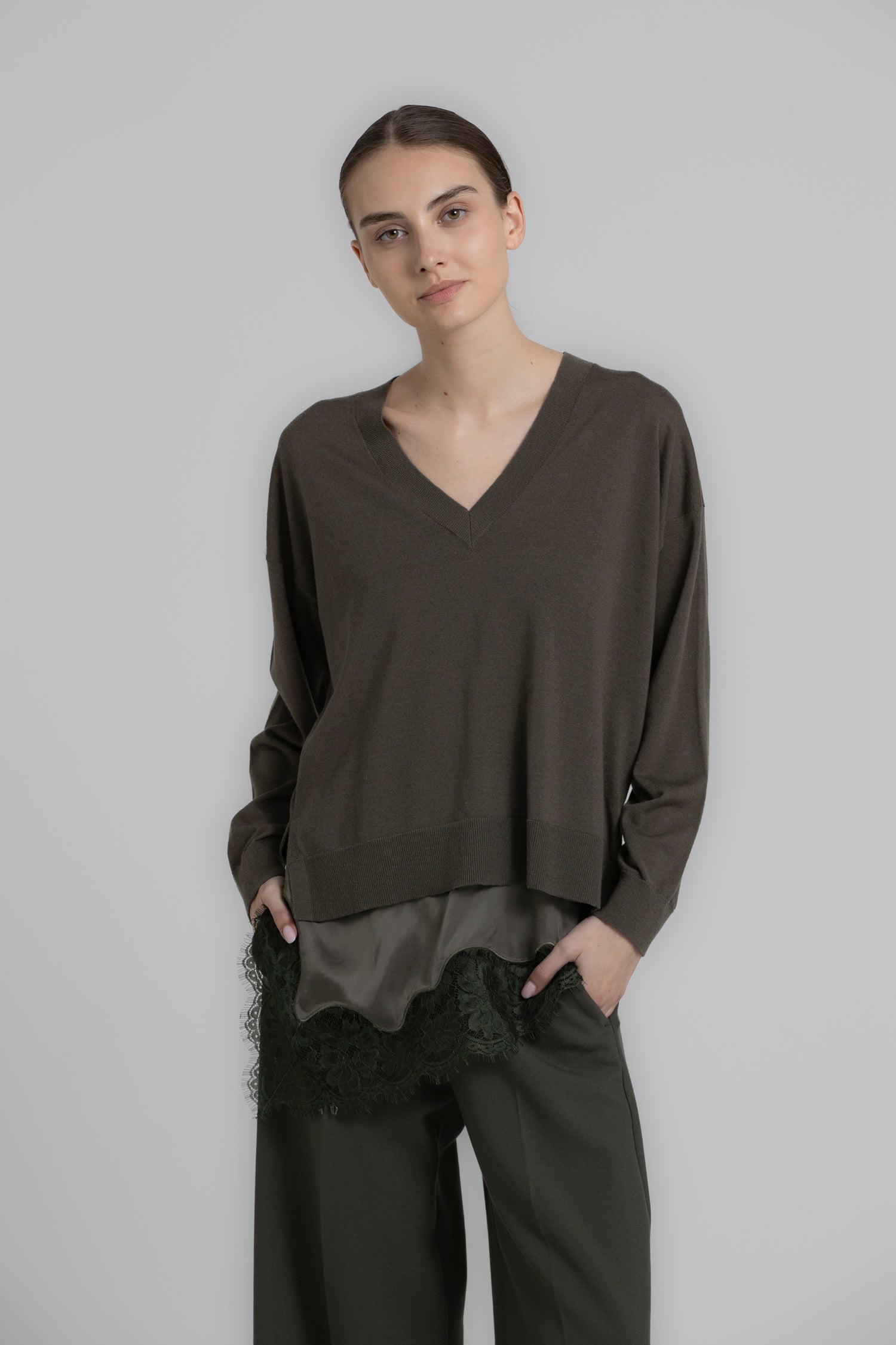 LUXE Pull kaki col en V