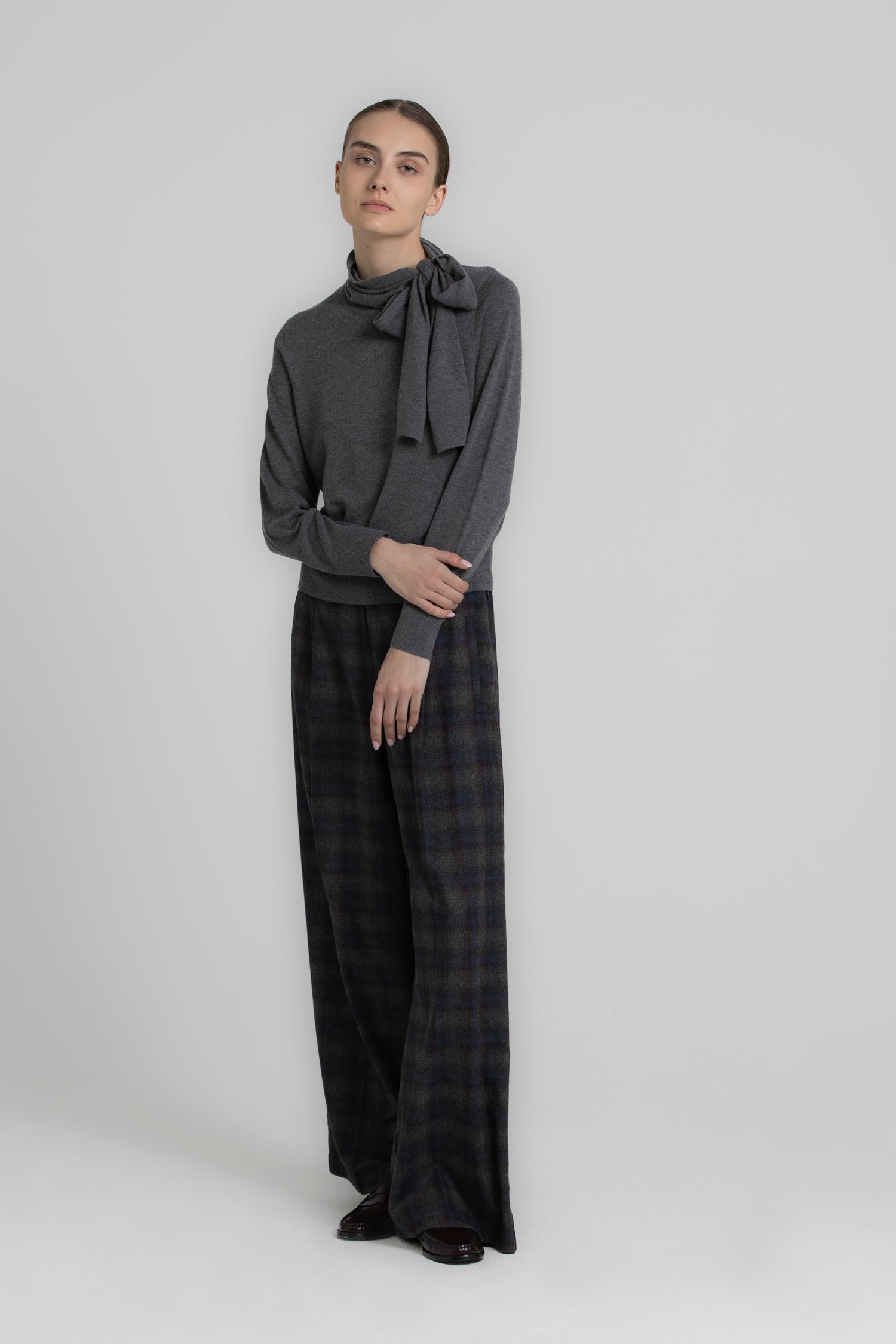 ROCHE donkergrijze broek met ruit