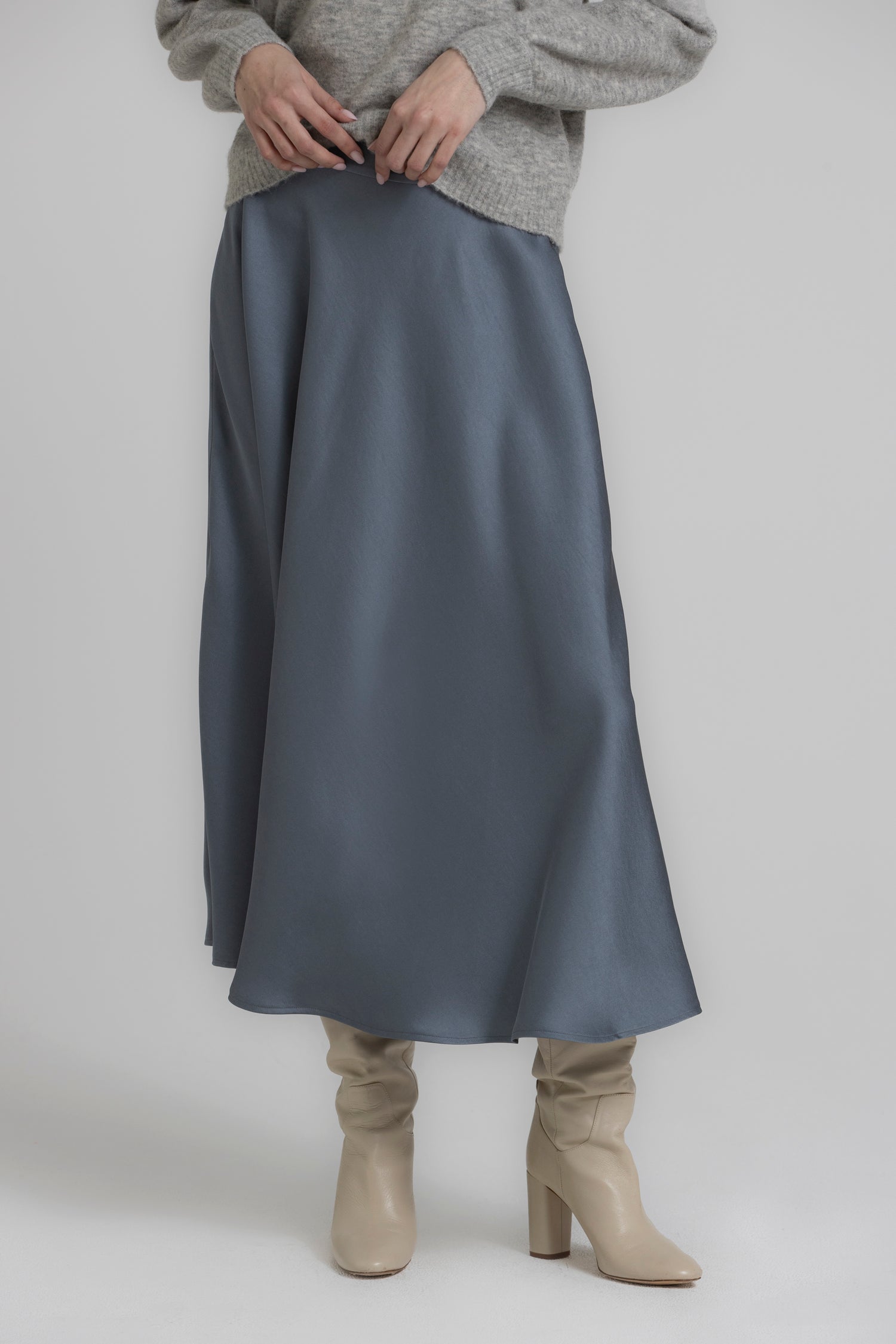 TIPY Light grey satin skirt