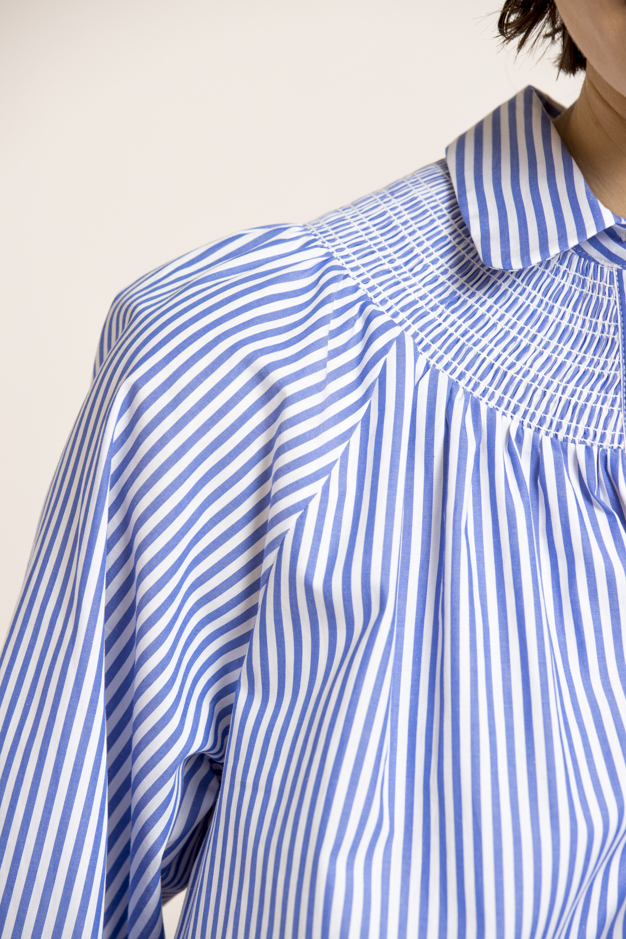 prins Duizeligheid honderd Blauw-wit gestreepte blouse met smock kraag - Blouses - Collectie - Gigue